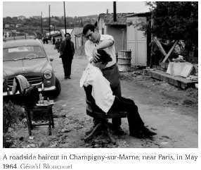 Sort-hvidt foto af en mand, der bliver klippet ved en vej i Champigny-sur-Marne ved Paris i 1964