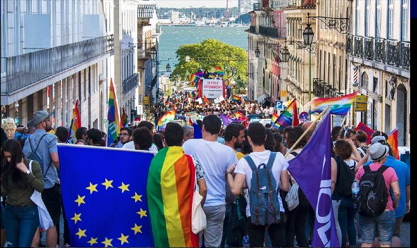 Foto fra Lisbon Pride med regnbueflag og EU-flag